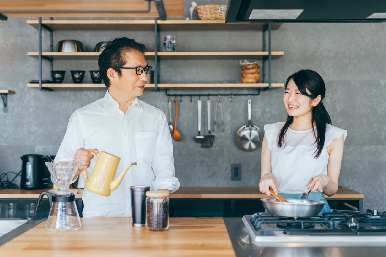 談笑する50代の父と娘