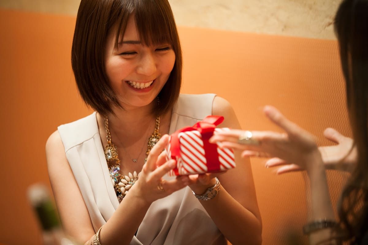 女友達が喜ぶ誕生日プレゼント特集！20代・30代・40代別の人気ギフトと選び方