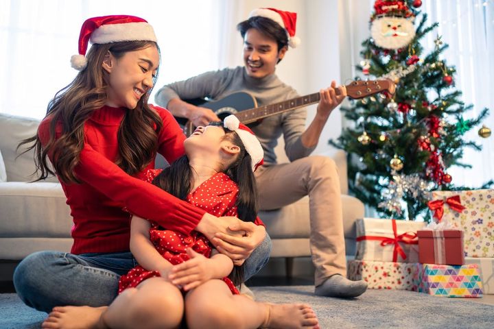 クリスマスパーティーする家族