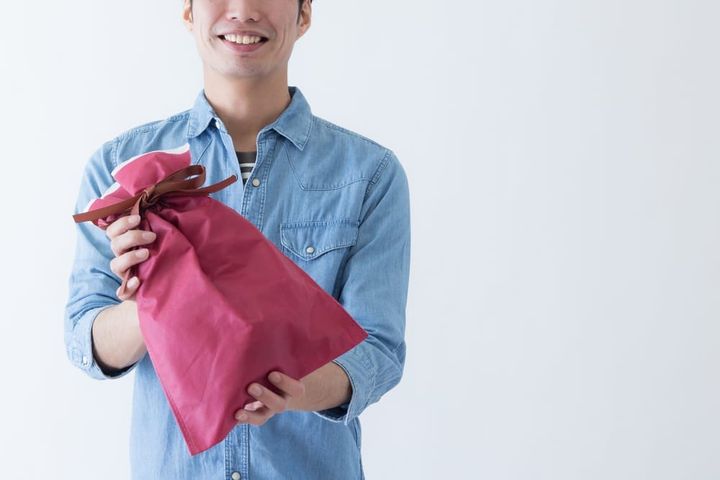 クリスマスギフトを受け取る笑顔の男性
