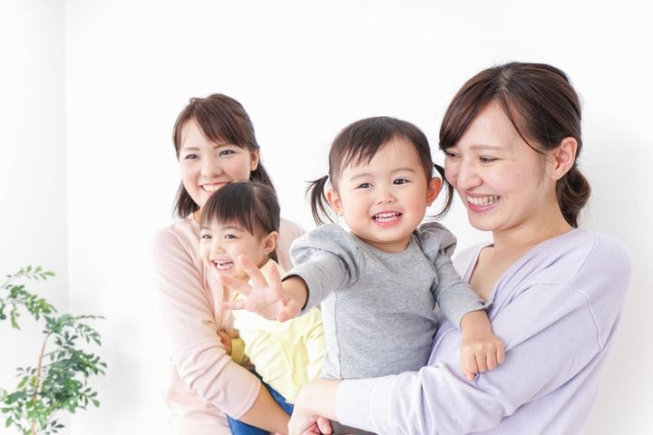 子どもを抱く女性たち