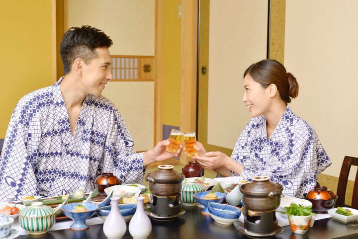 温泉旅館で食事を楽しむ夫婦