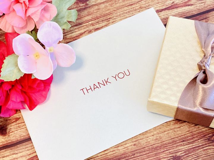 結婚祝いに感謝するプレゼントとメッセージカード