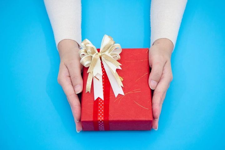 結婚祝いのお返しを渡している手元