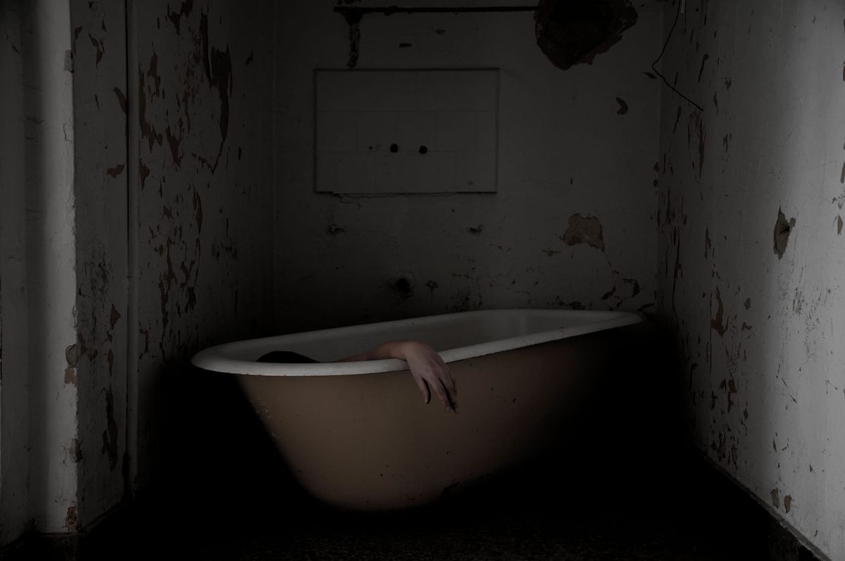 Charly Techio entre ruínas e reflexos em uma viagem à finitude