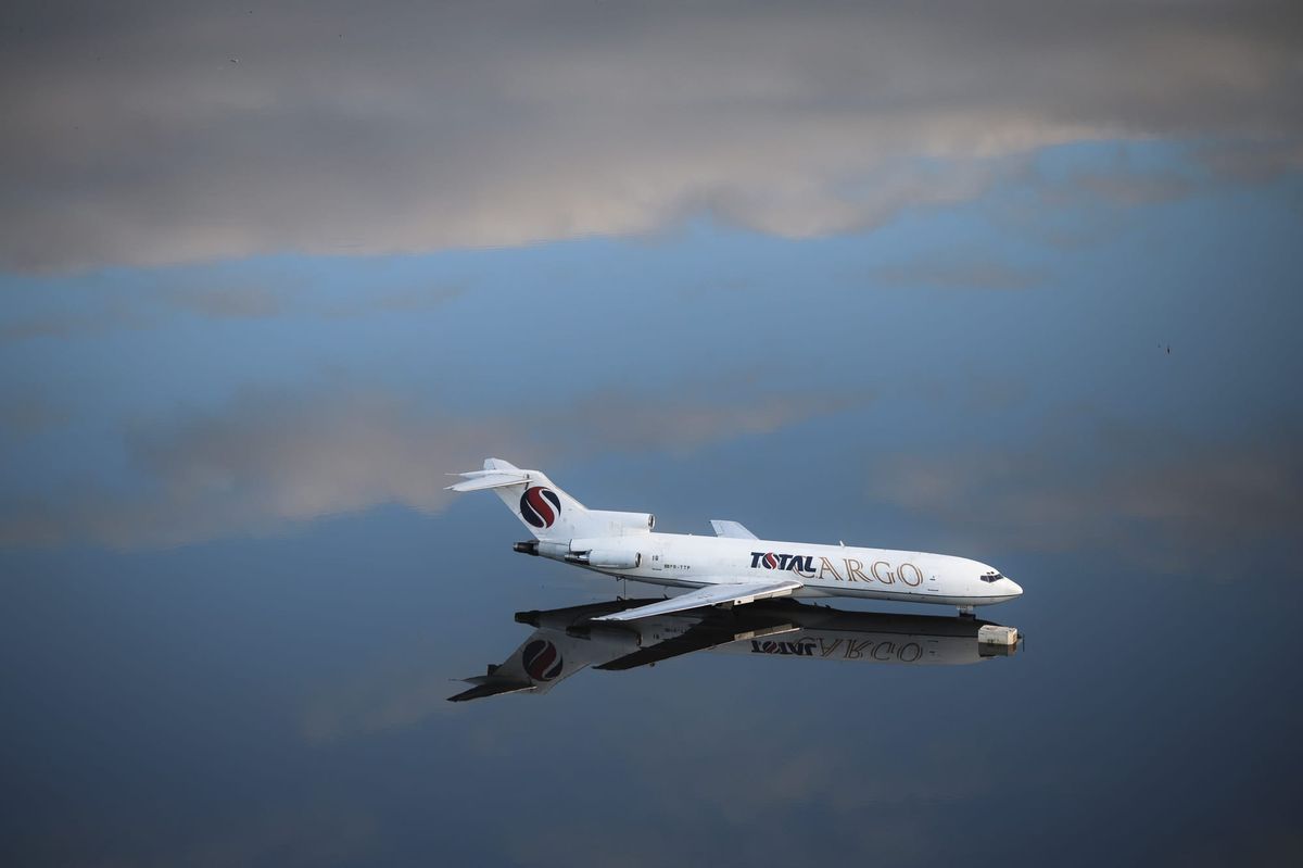 Avião em uma pista alagada
