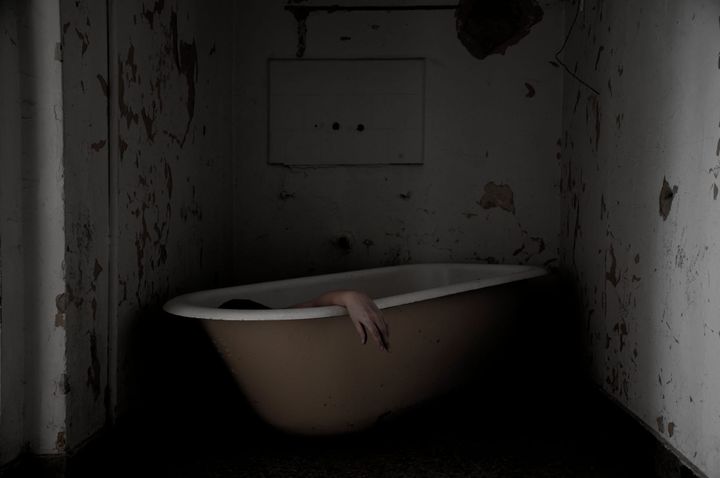 Charly Techio entre ruínas e reflexos em uma viagem à finitude