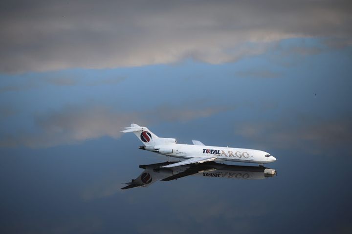Avião em uma pista alagada