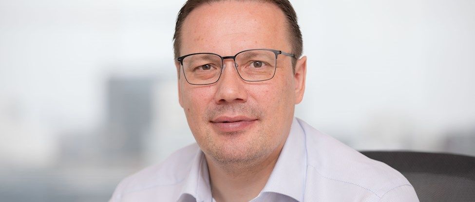 Analysis: Malik Berthelsen's Critique and Support for Erik Jensen in the Siumut Leadership Race