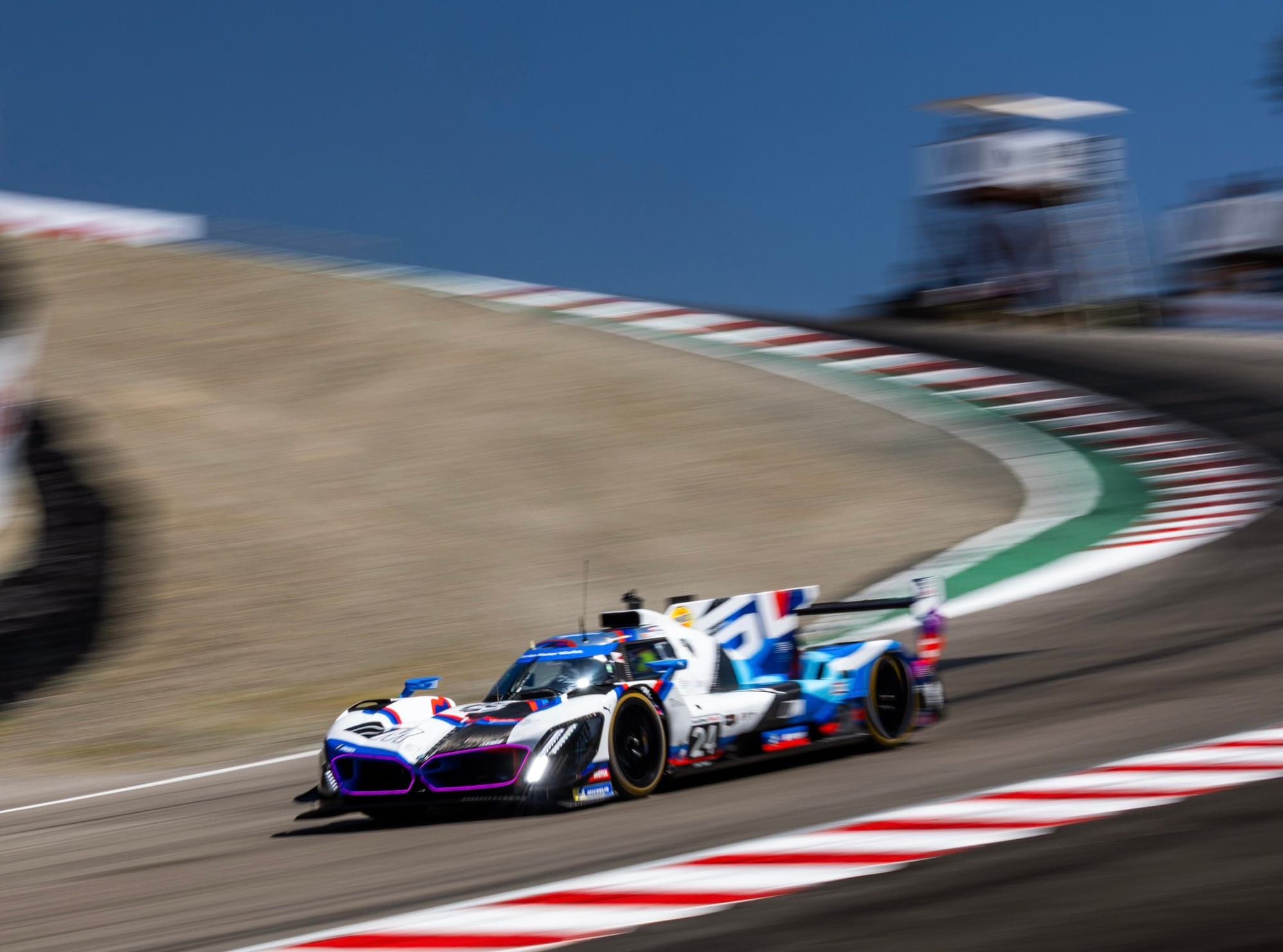 IMSA: Vanthoor masterclass at Laguna Seca puts pressure on Porsche