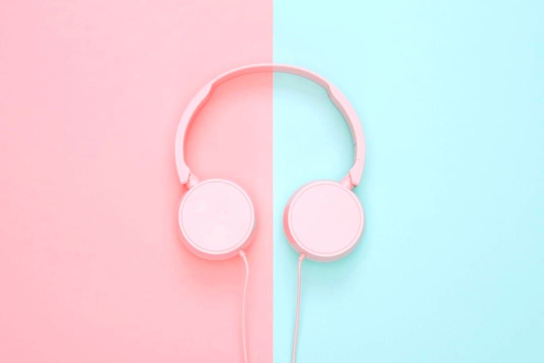 Ohren auf, Ideen an: 8 hörenswerte Podcasts für neue Schreibimpulse