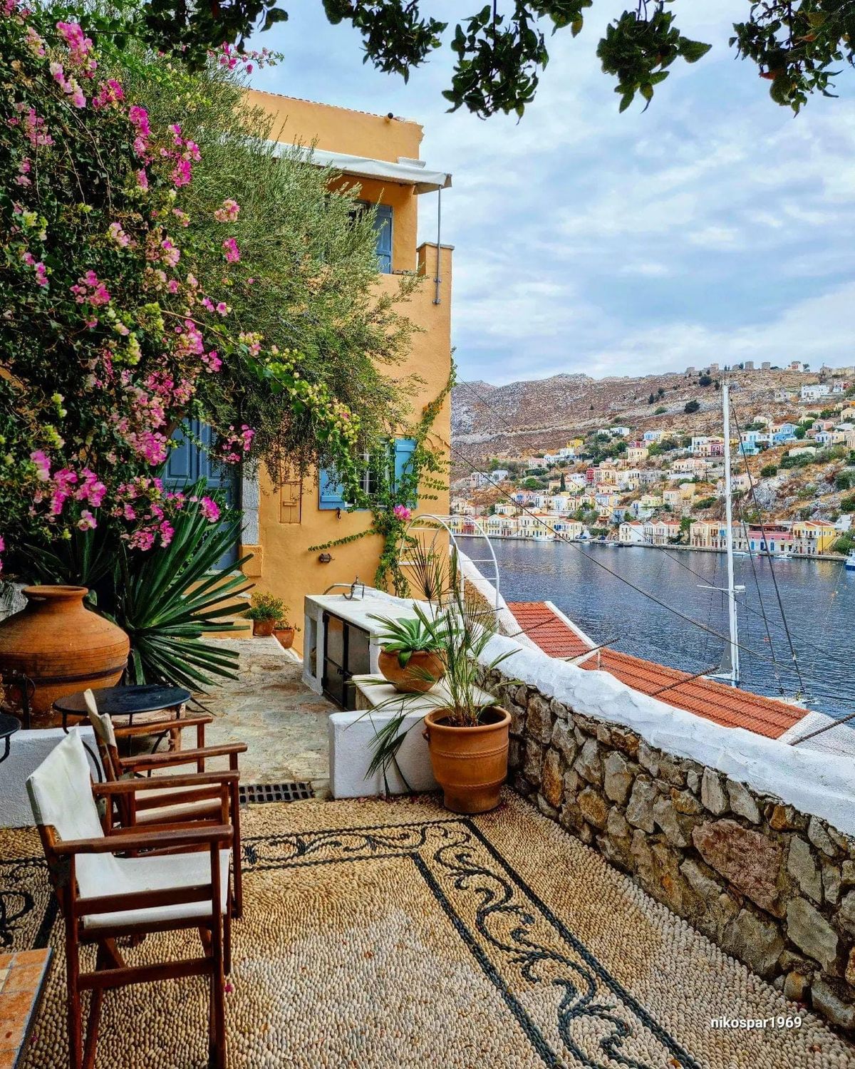Χαλικάκια - petits cailloux polis, blancs et noirs de Symi.