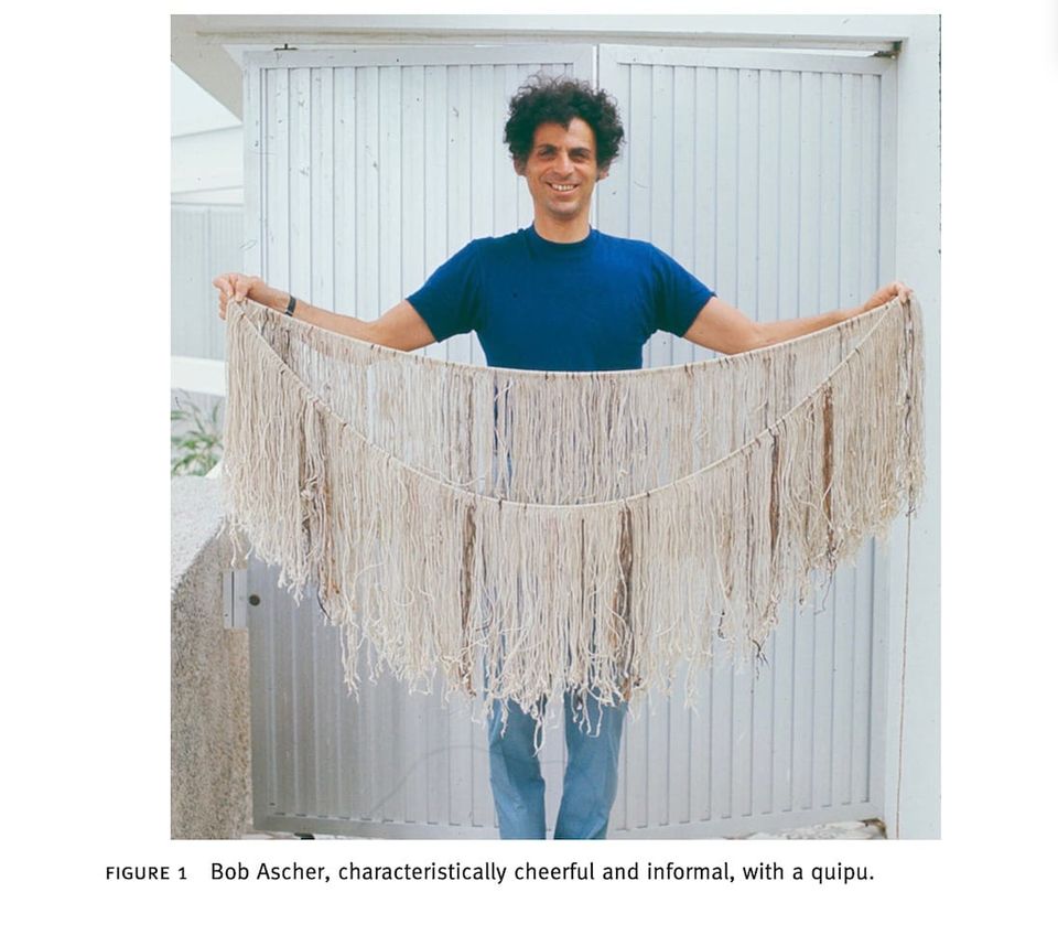Bob Ascher, característicamente alegre e informal, con un quipu