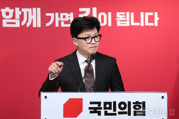 Han Dong-hun Steps into the Center Stage