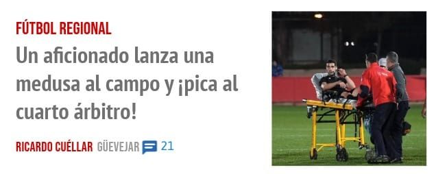 FÚTBOL REGIONAL. Un aficionado lanza una medusa al campo y iPica al cuarto árbitro!
