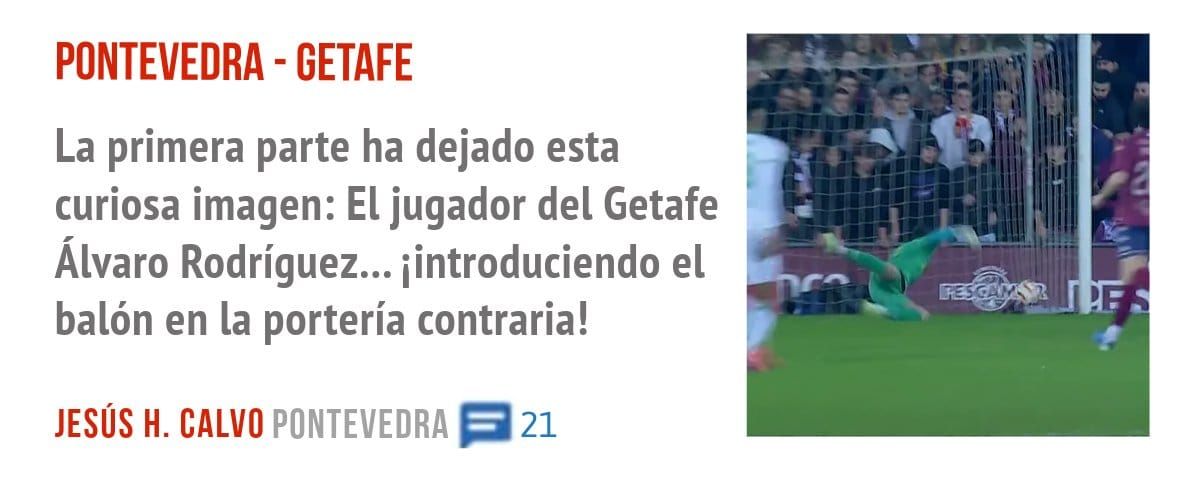 PONTEVEDRA - GETAFE. La primera parte ha dejado esta curiosa imagen: El jugador del Getafe Álvaro Rodríguez... iintroduciendo el balón en la portería contraria!