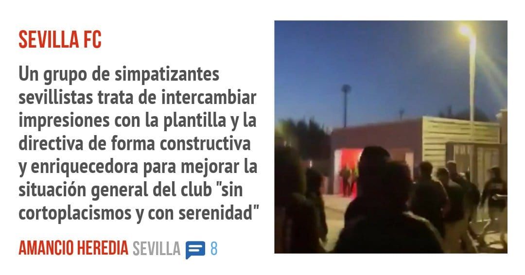 SEVILLA FC. Un grupo de simpatizantes sevillistas trata de intercambiar impresiones con la plantilla y la directiva de forma constructiva y enriquecedora para mejorar la situación general de
