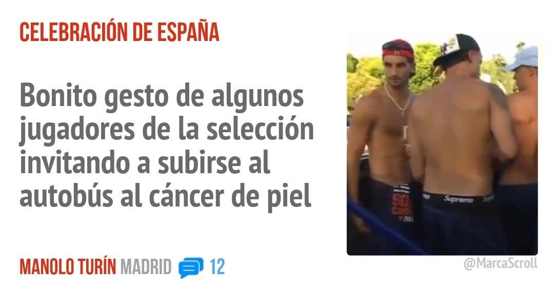 CELEBRACIÓN DE ESPAÑA. Bonito gesto de algunos jugadores de la selección invitando a subirse al autobús al cáncer de piel