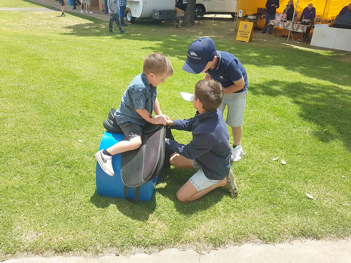 Races – and Fashions – Brave the Weather