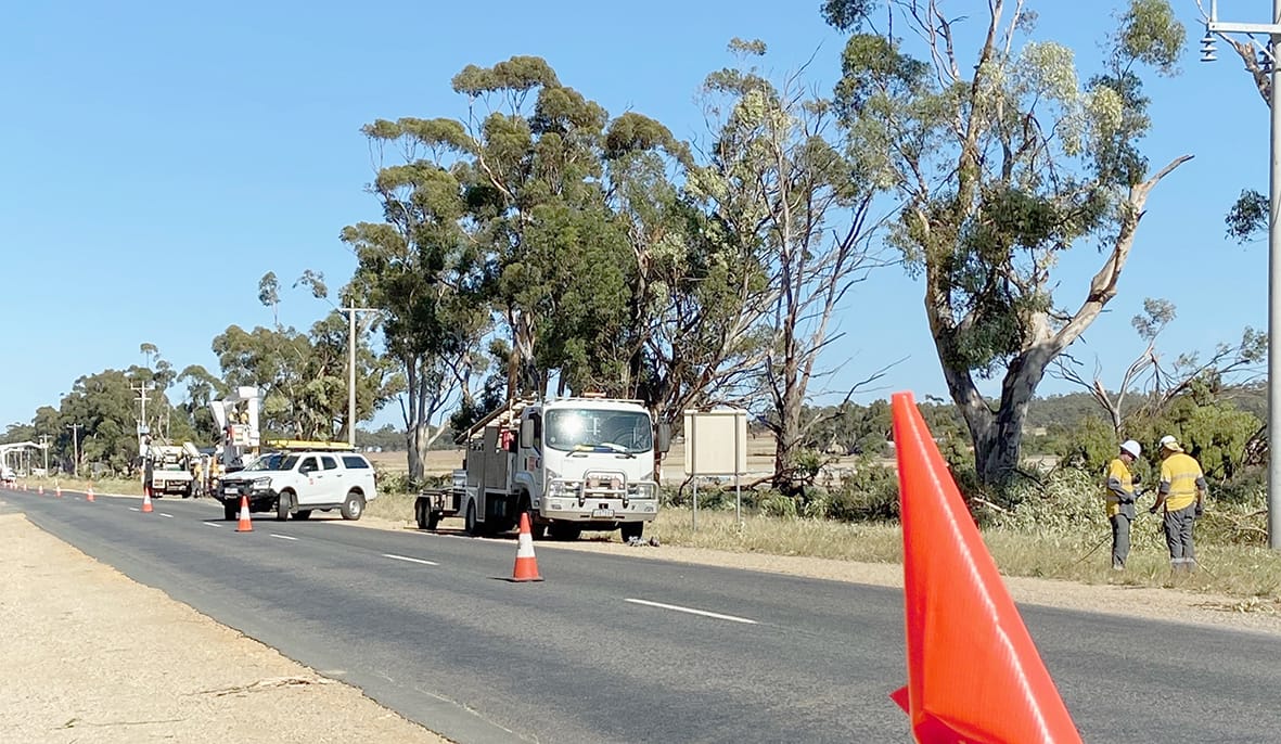 The Borung Highway near the Vale of Avoca exit was filled with activity last Thursday as power
lines were reconnected and power was restored following an extensive outage.