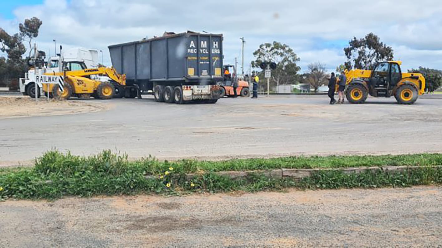 Co-operation Clears Racecourse Road Blockage