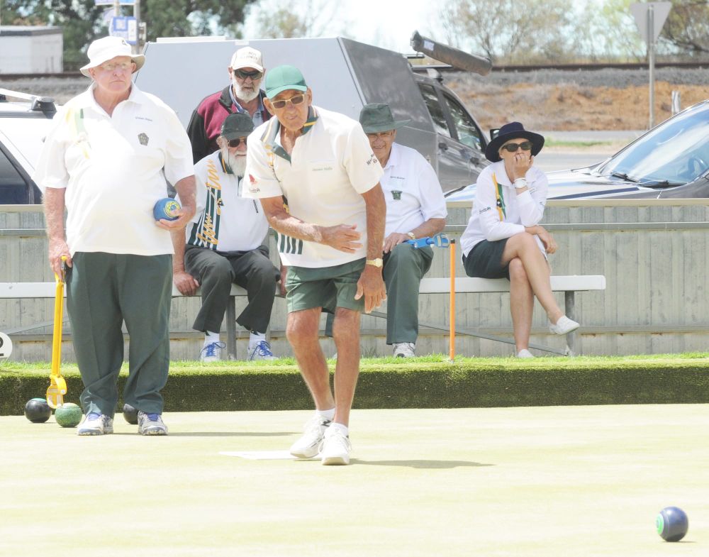 Golf Bowlers Unseat Saints post image