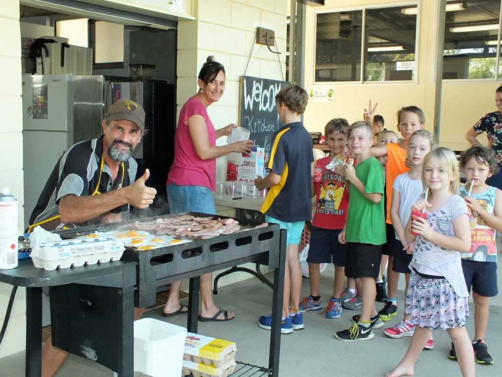 Rainbow Beach Fruit’s Andrew manned the BBQ and Annie showed us all how to make 50 wraps AND almost as many banana smoothies