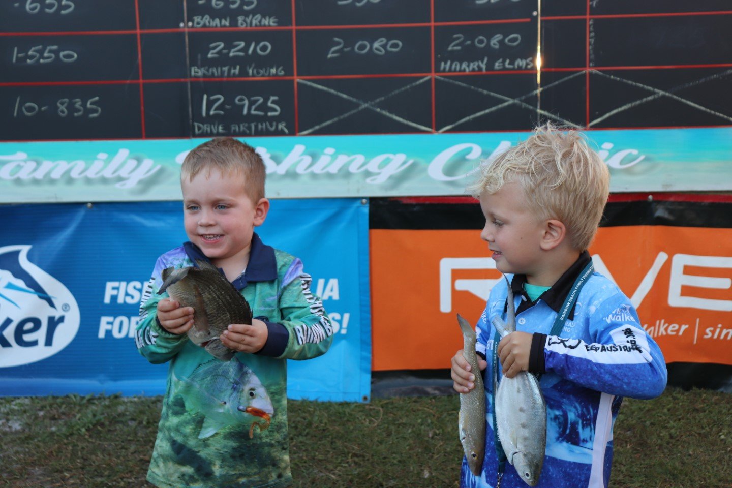 Ollie Pearce and Kasey-Cruz Findlater comparing catches at the Classic