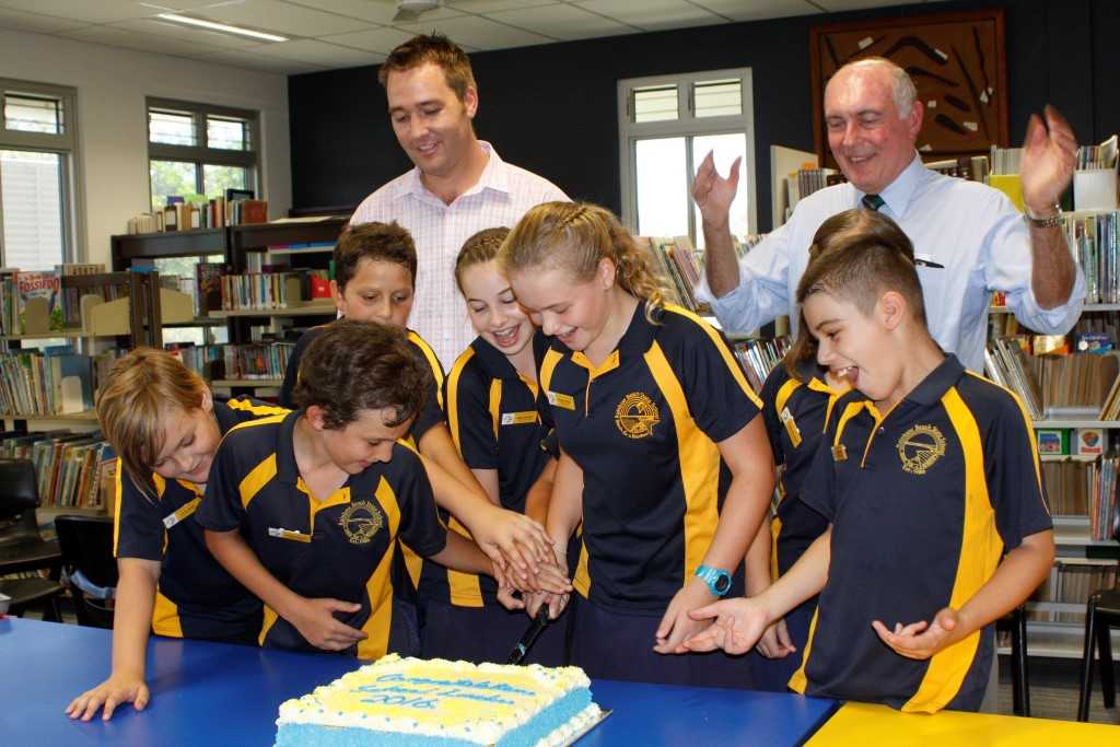 Micheal Grogran and Honorable Warren Truss, Federal Member for Wide Bay, congratulate the new student leaders as they cut the