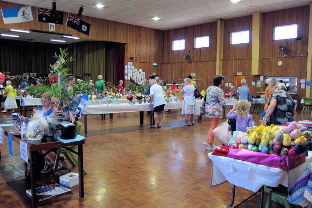 AMBULANCE FLOWER SHOW ON AGAIN THIS YEAR post image