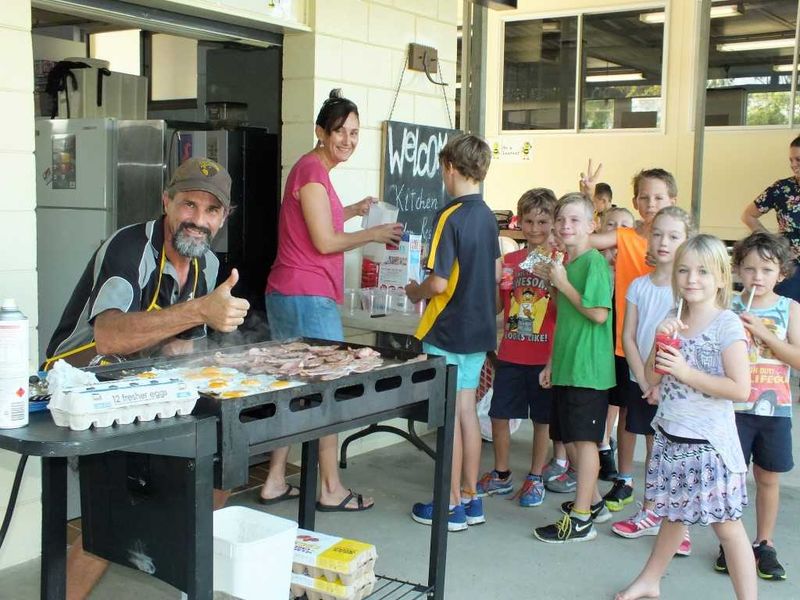 Rainbow Beach Fruit’s Andrew manned the BBQ and Annie showed us all how to make 50 wraps AND almost as many banana smoothies