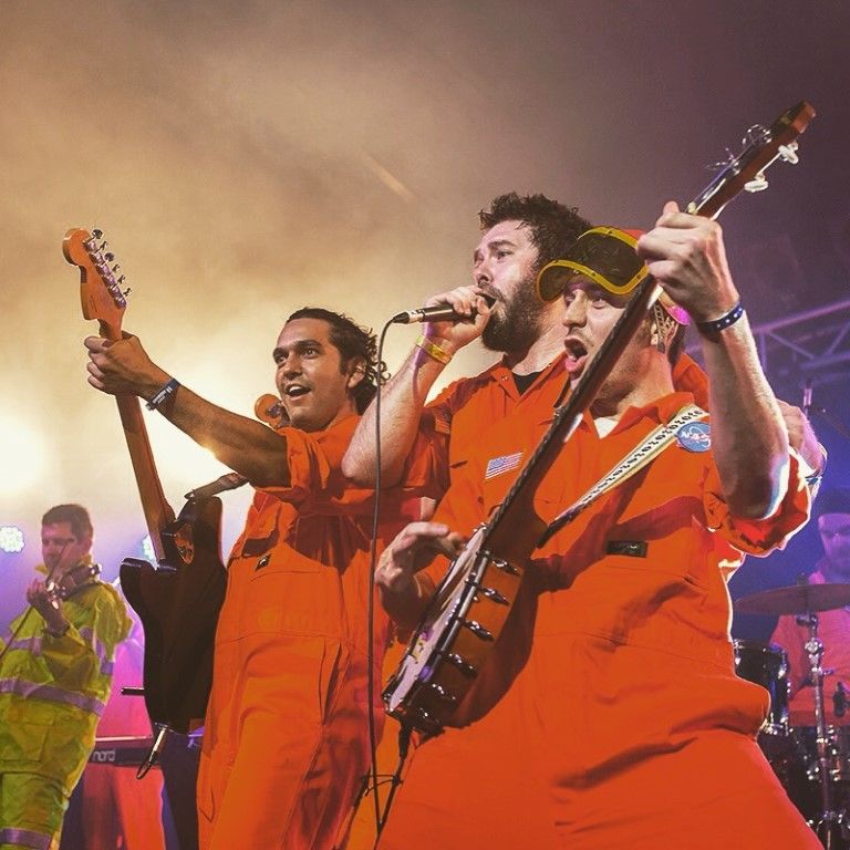 The Smashing Bumpkins will play at a free bush dance on December 30 in Rainbow Beach