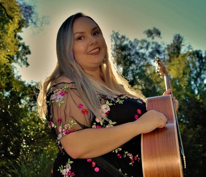 Jessamy Fox will be performing at the Bare-Foot Bowls at the Tin Can Bay Country Club