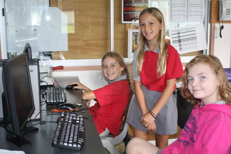 4/5 students, Isis Hands, Ocean Banko, Kendra Oliver show off their PowerPoint displays on Sugar Gliders