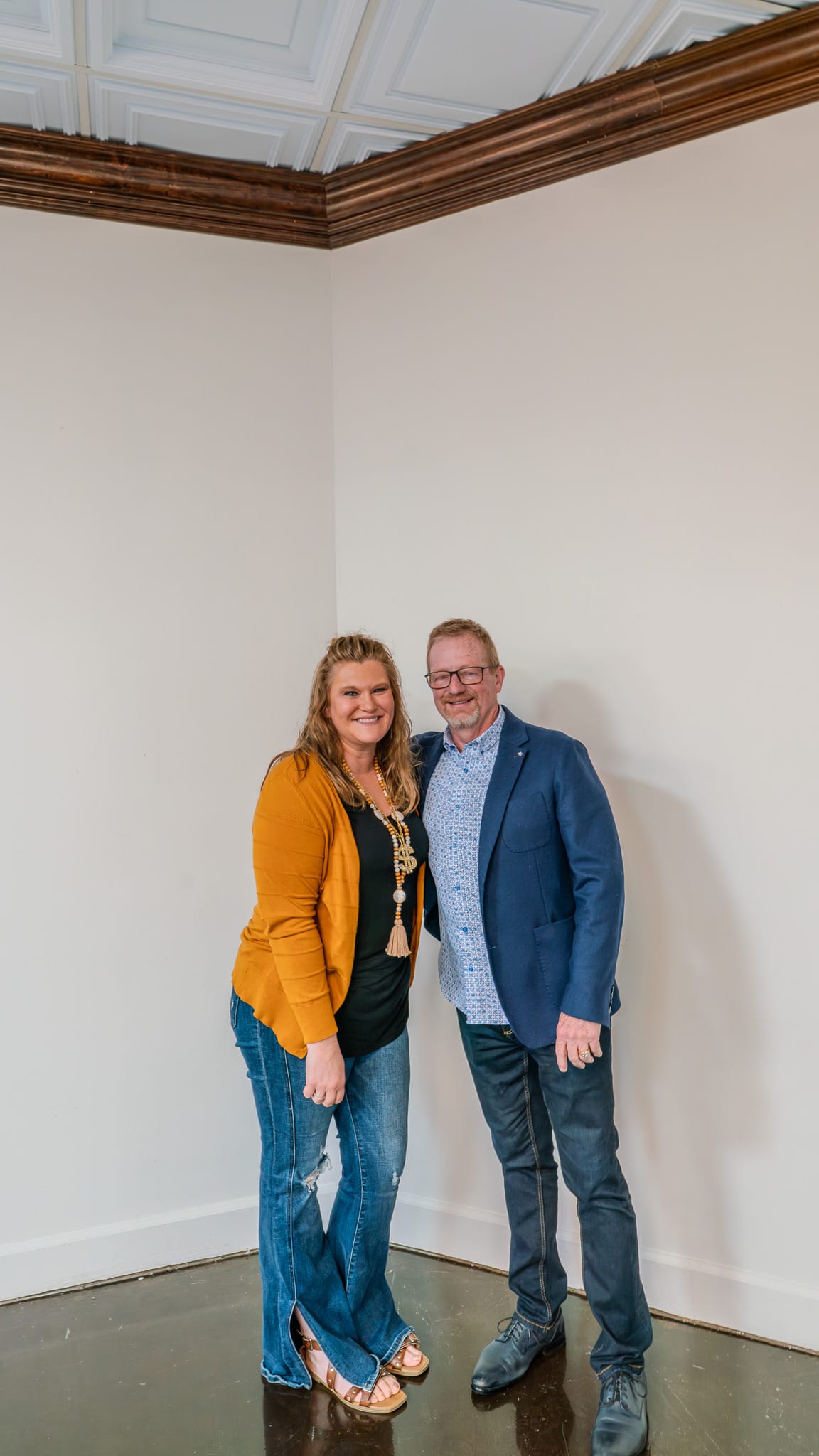 Team member posing with Tracy King at the Kings of Real Estate quarterly Town Hall