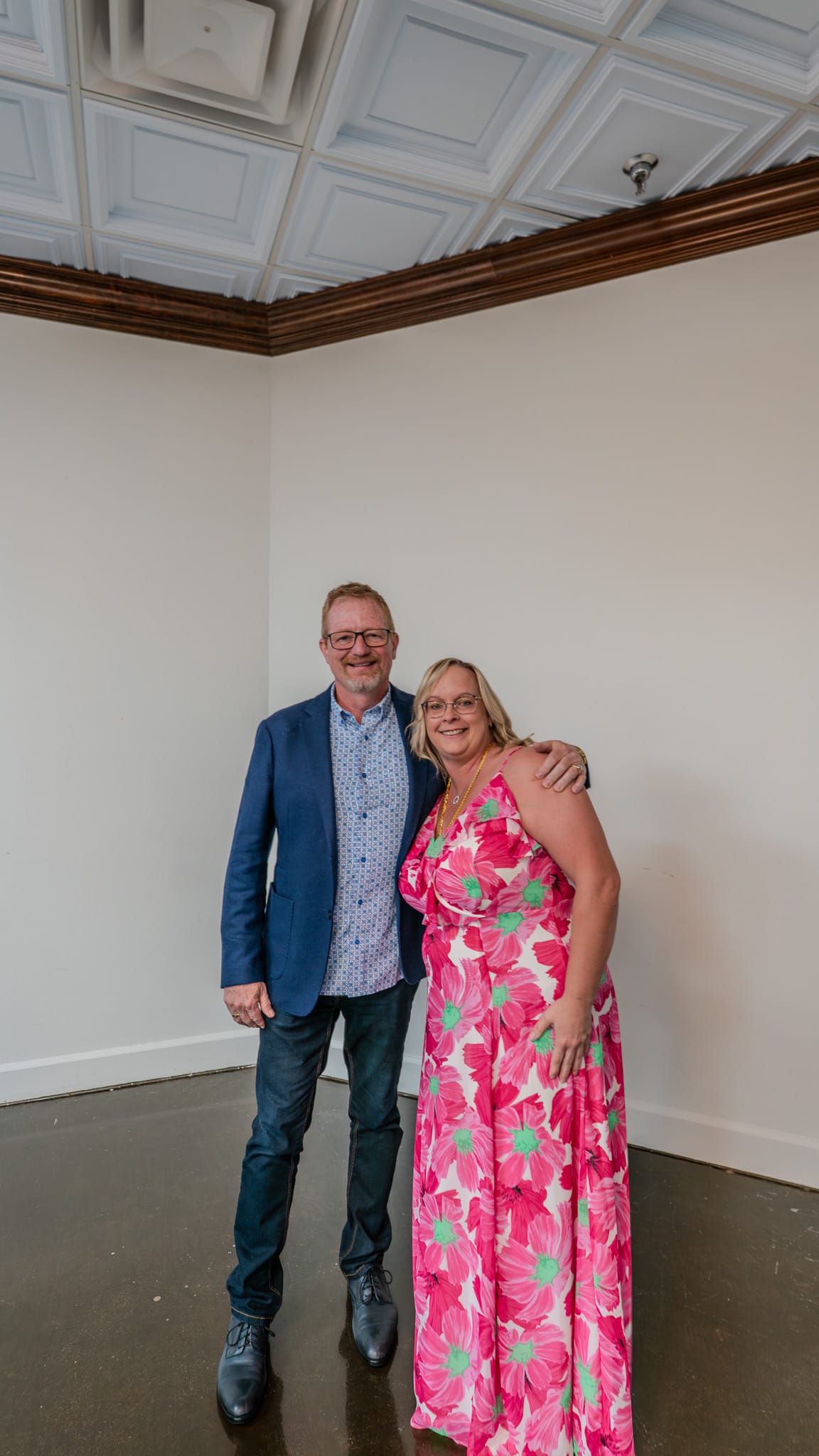 Team member posing with Tracy King at the Kings of Real Estate quarterly Town Hall