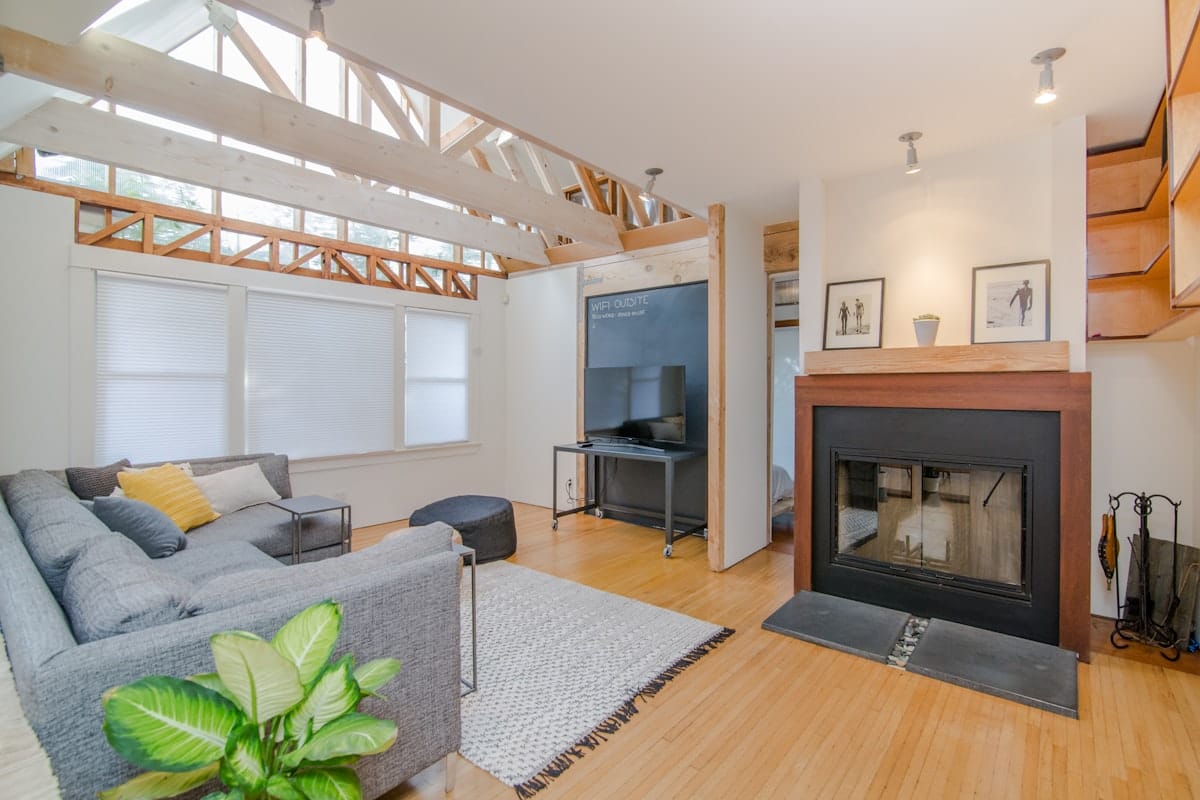 Bright staged living space that helps East Ridge homes sell faster