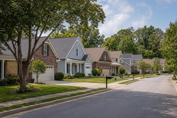 Hendersonville Tennessee suburban street with several well-kept homes and buyer-choice feel