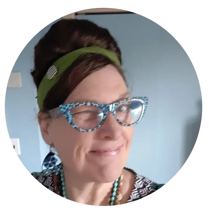 A portrait of Linda Unger in circle shaped images. She is smiling and looking at the camera.