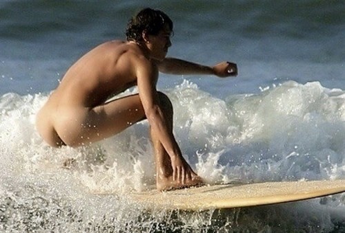 Potrebbe essere un'immagine raffigurante 1 persona, tavola da surf e oceano