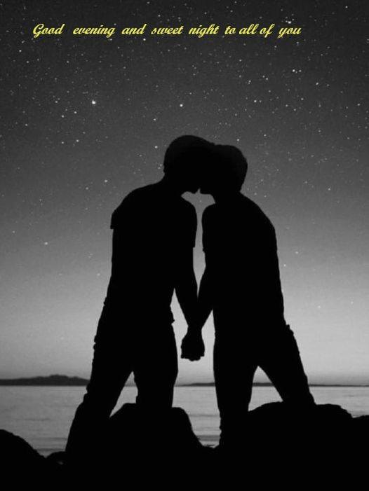 Potrebbe essere un'immagine in bianco e nero raffigurante 2 persone, persone che si baciano, notte e testo