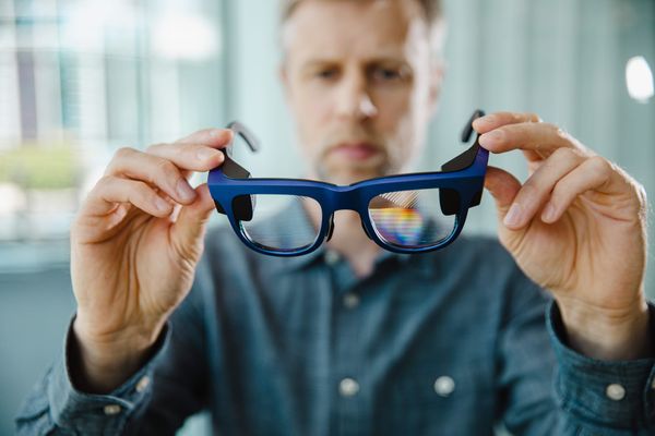 SCHOTT Achieves First Serial Production of Reflective Waveguides for AR Glasses