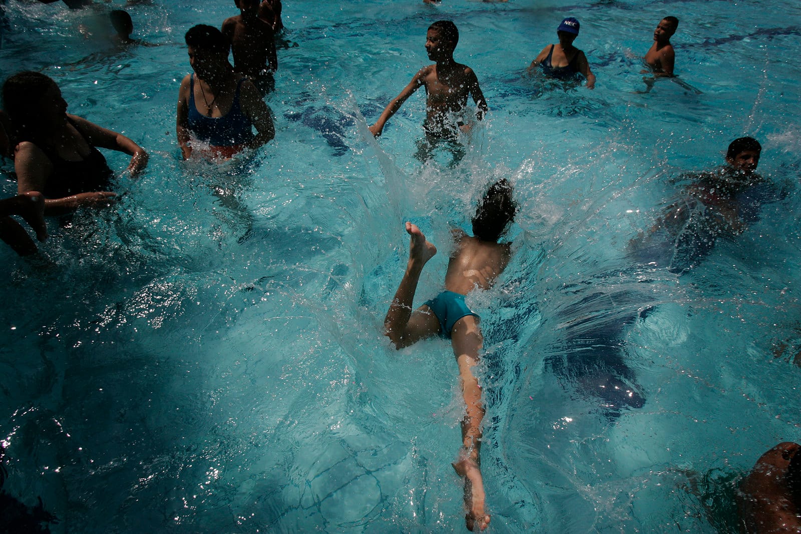 Niños en piscina jugando y refrescandose en día caluroso/Foto: Mastrangelo Reino /flickr.com

