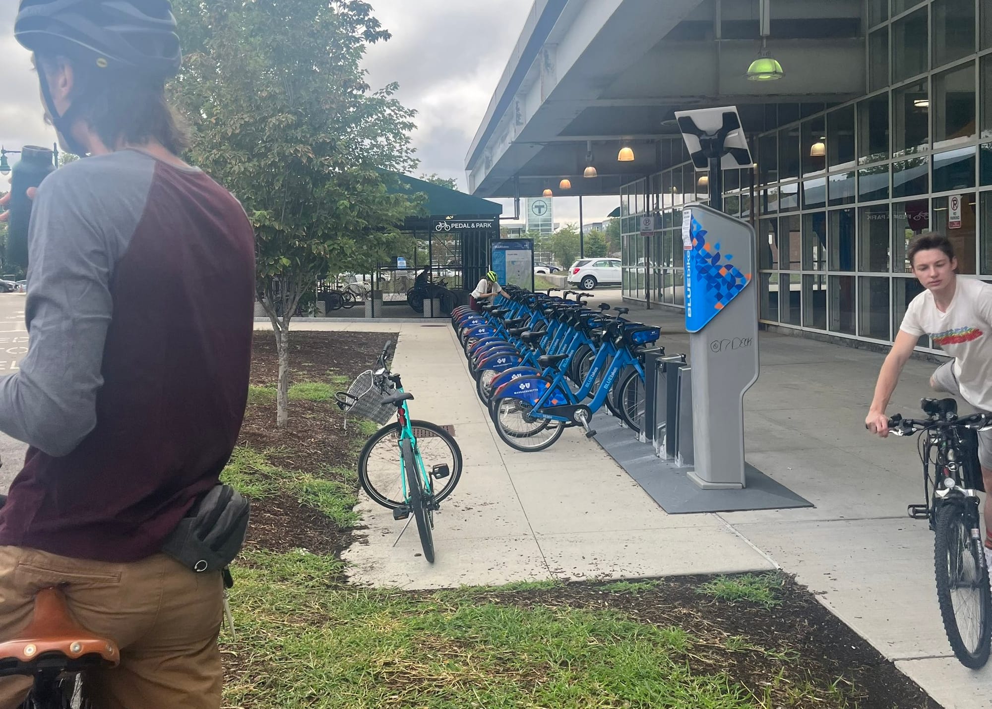 Alcaldesa Wu "Nos encontramos con el resto del convoy @bostonbikeunion allí y todavía hay muchos @RideBluebikes disponibles a las 8:30 a.m." Foto Twiter @wutrain