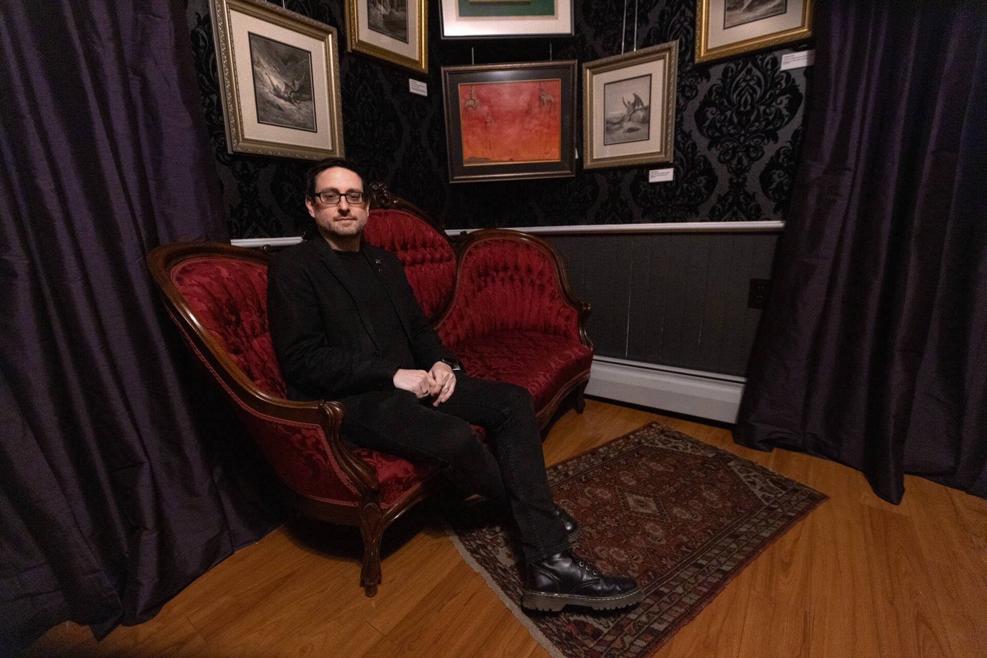 Dex Desjardins, un ministro ordenado de Satanás, es un portavoz del Templo Satánico. (Jesse Costa/WBUR)