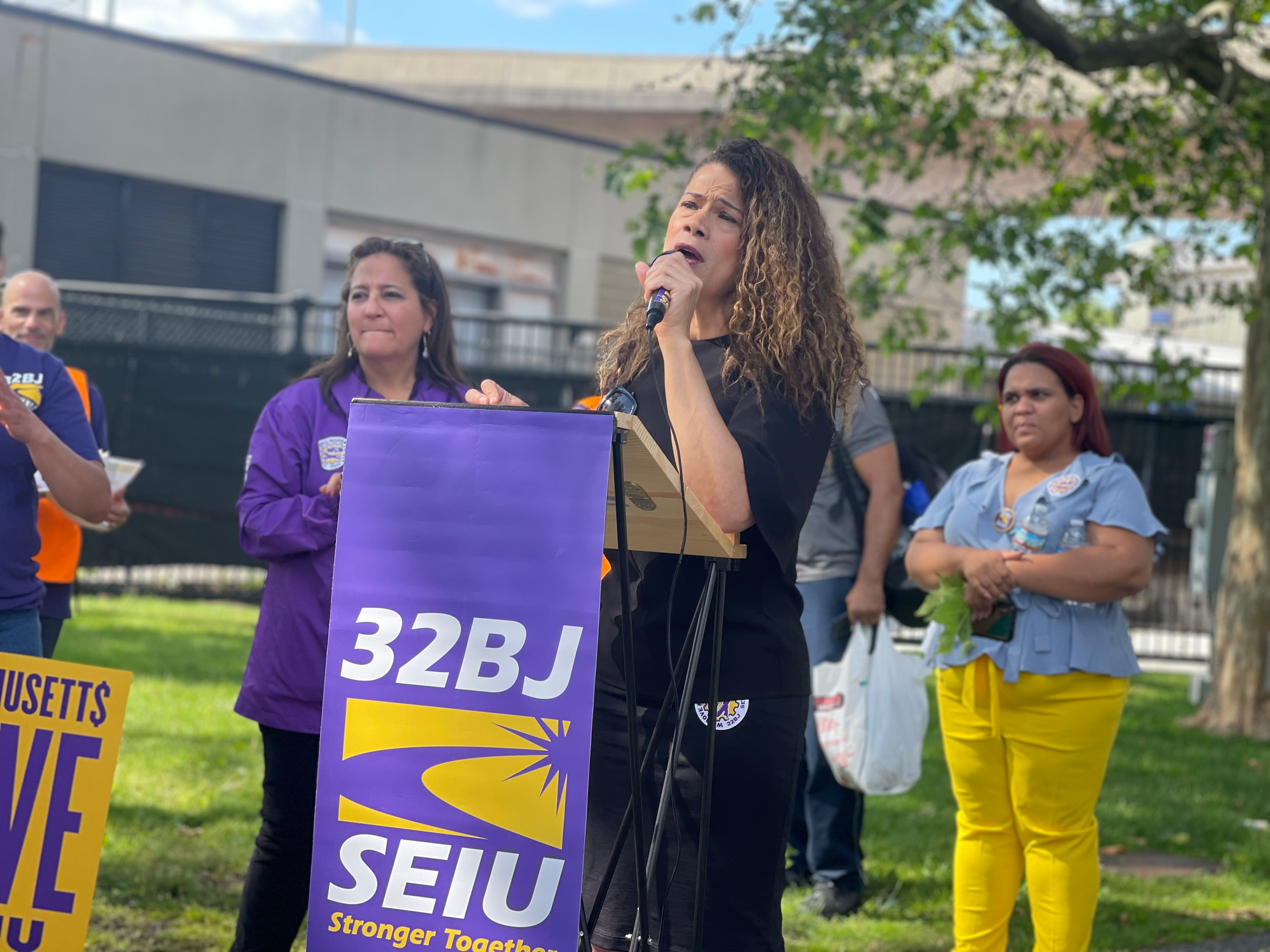 Concejal Julia Mejia presente con union 32BJ. Imagen por Luisana Yorde
