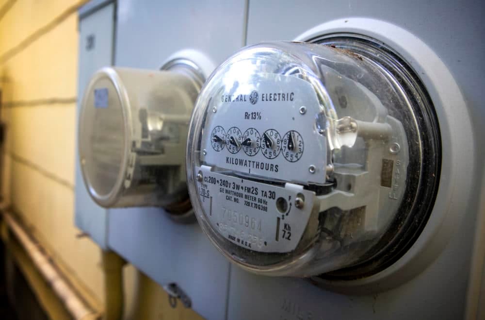 Un contador de electricidad en una casa en Cambridge. (Robin Lubbock/WBUR)
