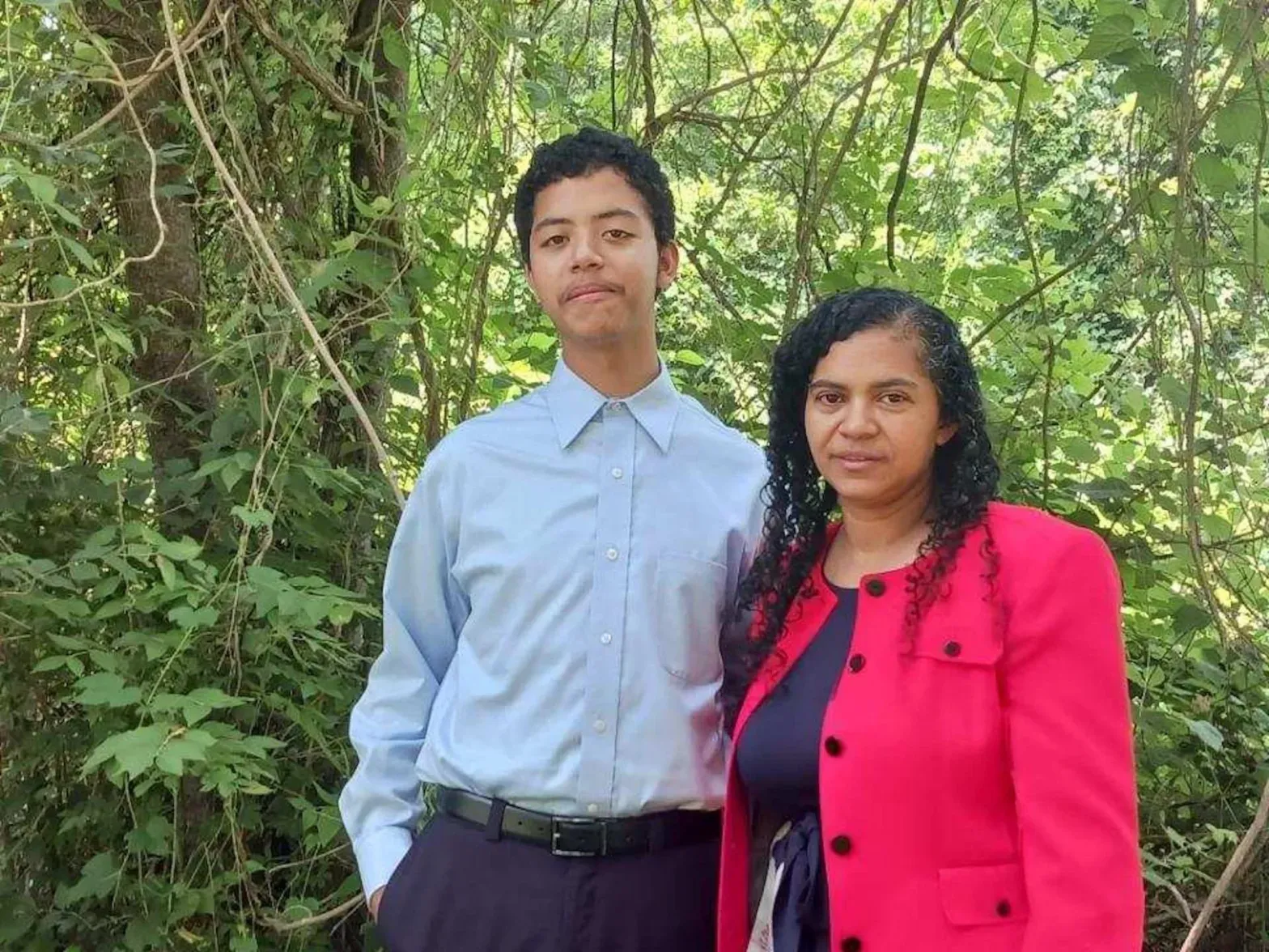 Jonathan es un joven que vive en Maryland y que desde los 18 meses de vida fue diagnosticado con asma. En la foto junto a su madre Cándida García. Cortesía Cándida García
