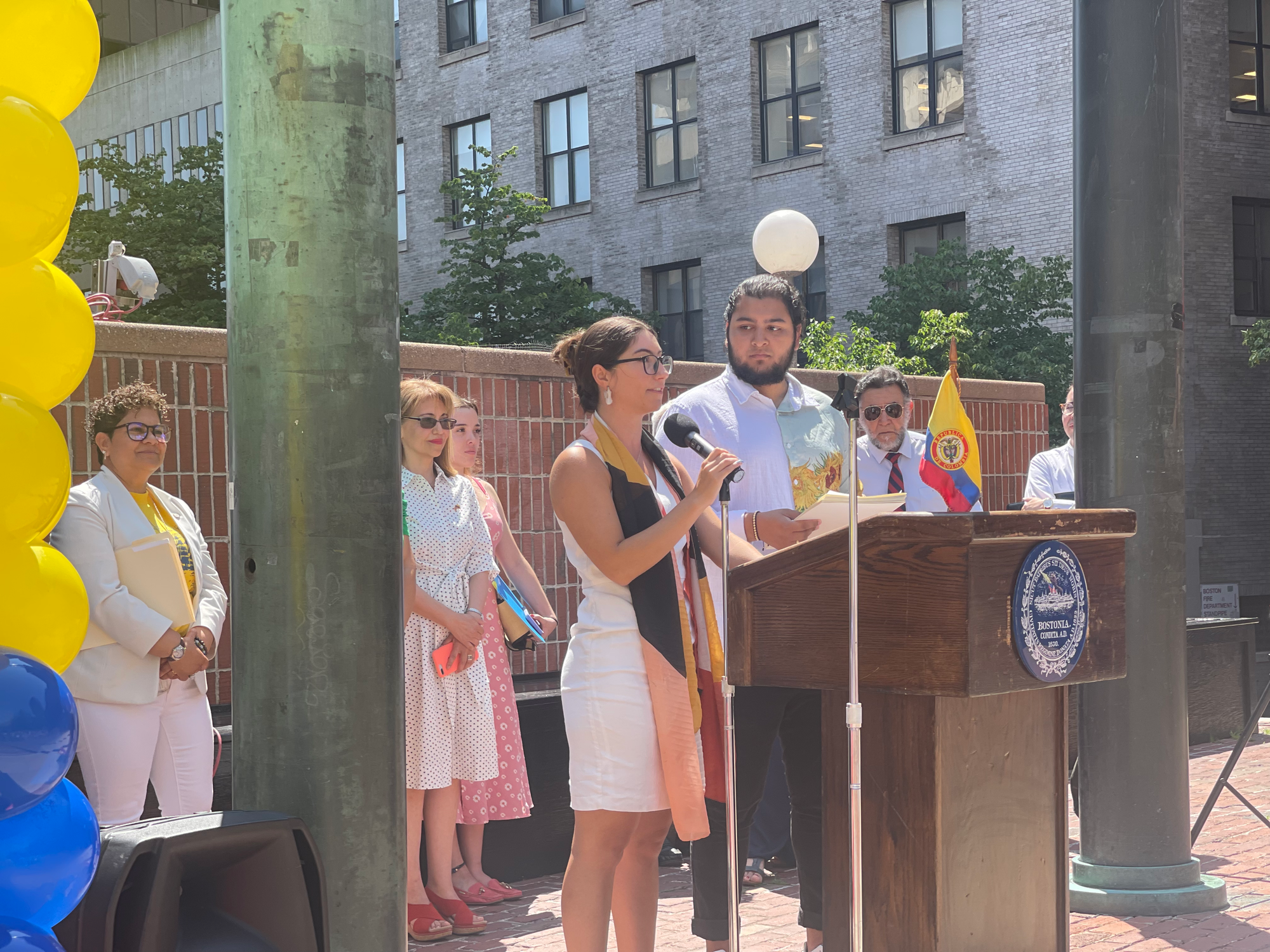 Gabriela Coletta Izamiento de la bandera de Colombia 2023. Foto por Luisana Yorde.
