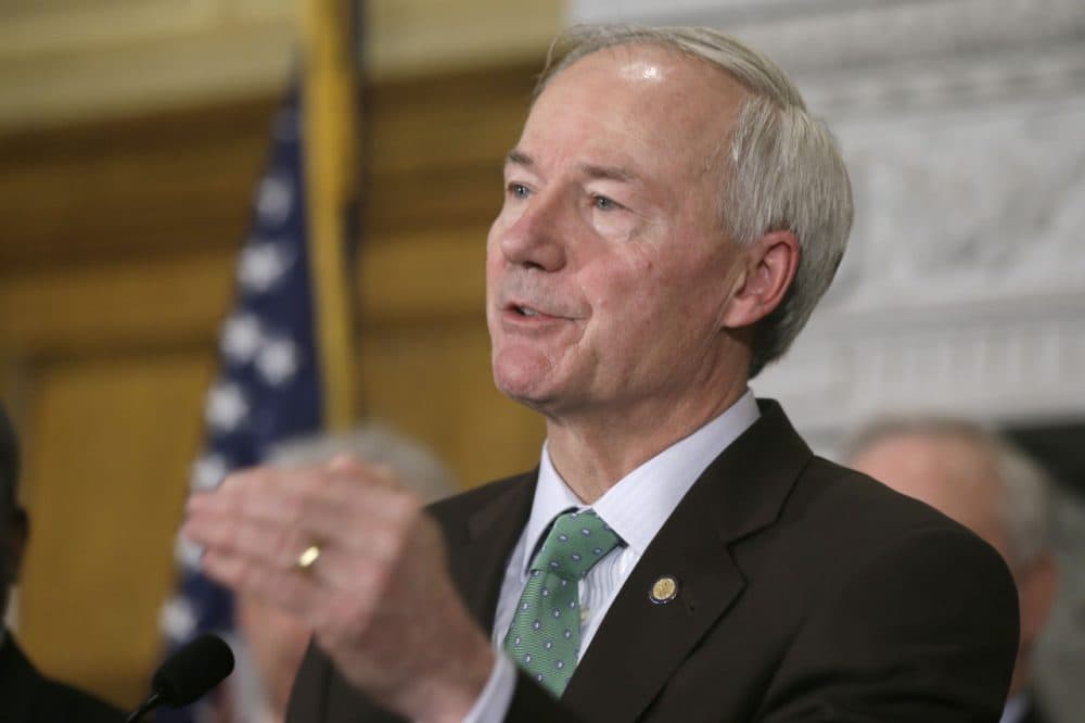 El gobernador de Arkansas, Asa Hutchinson, habla durante una conferencia de prensa en el capitolio del estado de Arkansas en Little Rock, Ark., el martes 17 de marzo de 2015. (Danny Johnston/AP)
